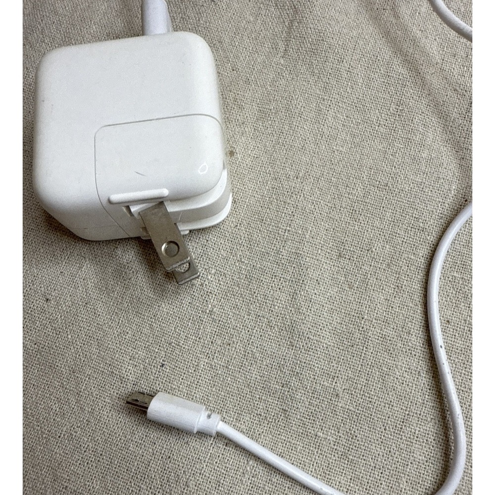 Apple 12w USB Charger Adapter for iPhones with lightning cable included‎ - Picture 3 of 7
